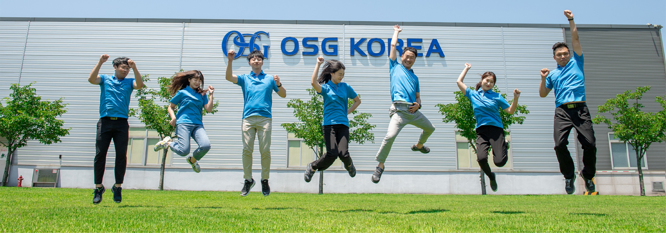 OSG 회사앞에서 점프하는 사원들